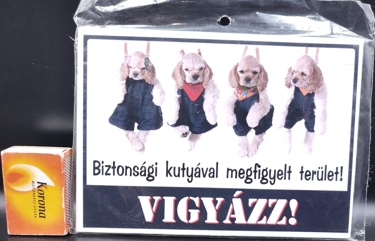 TÁBLA MŰA. FIGYELMEZTETŐ:BIZTONSÁGI KUTYÁVAL MEGFIGY. TERÜLET V:21440 KR-NTT