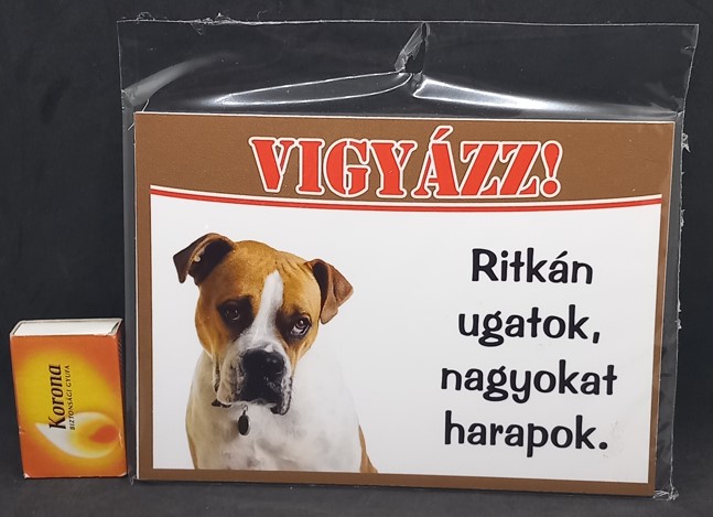 TÁBLA MŰA FIGYELMEZTETŐ:VIGYÁZZ! RITKÁN UGATOK ....  V:21303 KRR