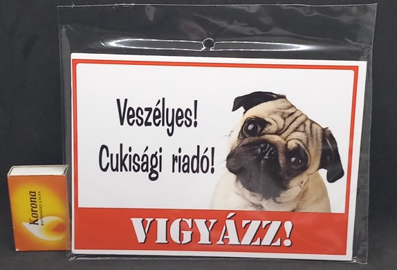 TÁBLA MŰA FIGYELMEZTETŐ:VESZÉLYES! CUKISÁGI RIADÓ!  V:21020 KRR