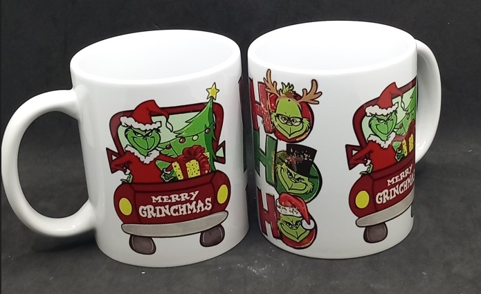 BÖGRE DEKORÁLT 0,3L MERRY GRINCHMAS,GRINCS AUTÓBAN KARÁCSONYFÁVAL AJÁNDÉKOKKAL V:9084 KRR 