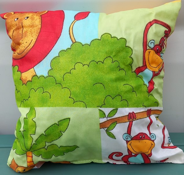 ÜLŐPÁRNA-KISPÁRNA MINI DUCI GYEREK 28x28cm SZINES MAJMOS OROSZLÁNOS V:200204 DEV