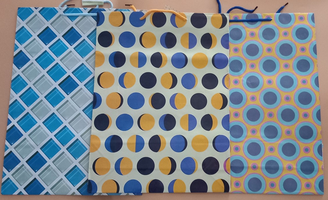 AJÁNDÉKTÁSKA XL-ES 32X43 FÉNYES MINTÁS